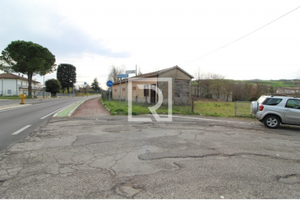 Capannone con 3.000 mq di terreno