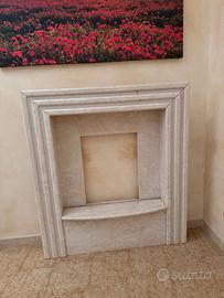 Cornice completa per camino in marmo.