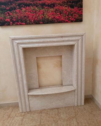 Cornice completa per camino in marmo.
