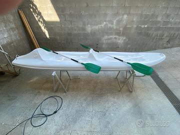 Canoa biposto in vetroresina con doppie pagaie