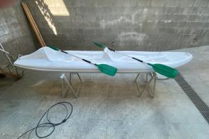Canoa biposto in vetroresina con doppie pagaie