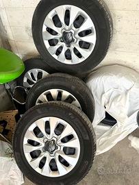 215 60 16 Michelin Primacy +cerchi e borchie