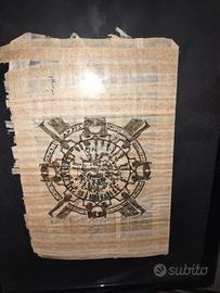 Papiro con cornice nera 