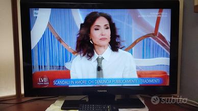 TV Toshiba LCD 32" con telecomando, perfettamente