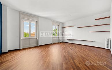 Prestigioso quadrilocale panoramico in stabile d'e