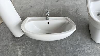 Lavabo con piede e bidet