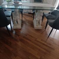 Tavolo con piano in cristallo trasparente