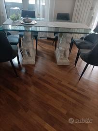 Tavolo con piano in cristallo trasparente