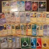 Vendità di 52 varie e vecchie carte Pokémon