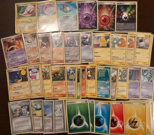 Vendità di 52 varie e vecchie carte Pokémon