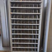 Scaffale metallico a scomparti per minuteria