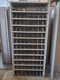 Scaffale metallico a scomparti per minuteria