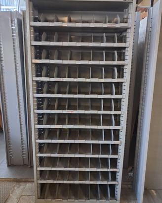 Scaffale metallico a scomparti per minuteria