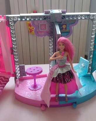 Barbie e palco concerto rock