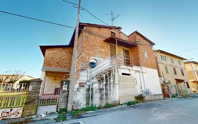 INTERO EDIFICO CON GIARDINO E TERRENO ANNESSO