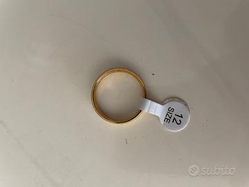 Fede nuziale in simil oro, stile comodo.