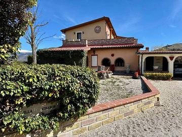 Villa di 579 m² con più di 5 locali e box auto dop