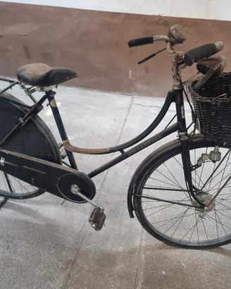 Bicicletta olandese vintage da restaurare