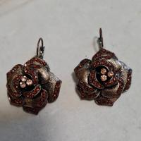 orecchini pendenti a forma di rosa