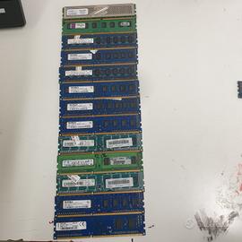 13 banchi di memoria RAM DDR3 usate
