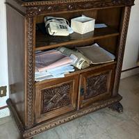 Mobile basso con mensole e ante chiuse.