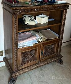 Mobile basso con mensole e ante chiuse.