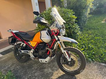 Moto Guzzi V 85 TT Evocative graphic