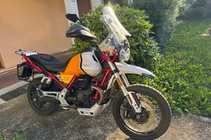 Moto Guzzi V 85 TT Evocative graphic