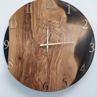Orologio in legno di ulivo e resina epossidica 