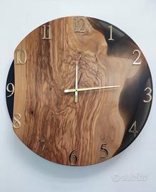 Orologio in legno di ulivo e resina epossidica 