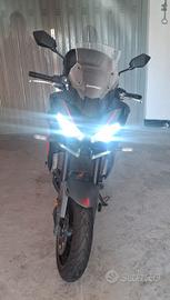 Kawasaki Versys 650 rossa grigia e nera da vetrina