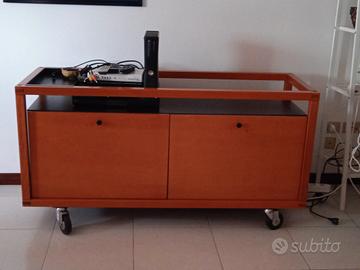 Mobile credenza con ruote