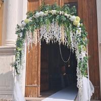 Arco con fiori tappeto fiocchi sui banchi