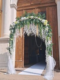 Arco con fiori tappeto fiocchi sui banchi