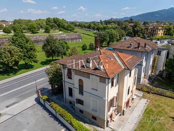 Villa di 375 m² con più di 5 locali e box auto a L
