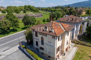 Villa di 375 m² con più di 5 locali e box auto a L