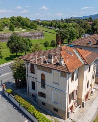 Villa di 375 m² con più di 5 locali e box auto a L