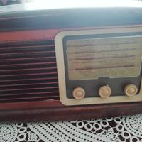 radio d epoca e specchio in legno