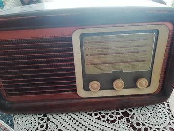 radio d epoca e specchio in legno