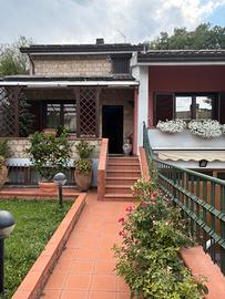 Porzione di villa bifamiliare di 350mq e giardino