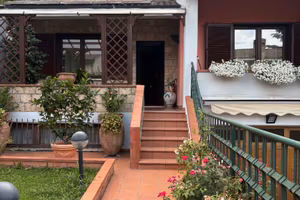 Porzione di villa bifamiliare di 350mq e giardino