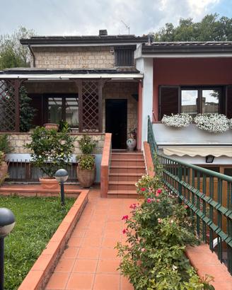 Porzione di villa bifamiliare di 350mq e giardino