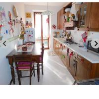 Appartamento con fondo e piccola corte esterna