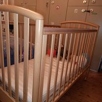 lettino bimbo  con sponda regolabile e cassetto