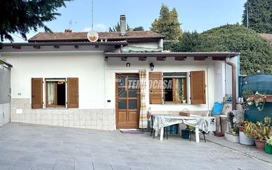 Soluzione indipendente con due unità e cortile pri