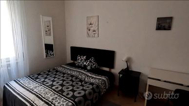 Camera matrimoniale con terrazzino per ragazza