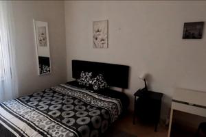 Camera matrimoniale con terrazzino per ragazza