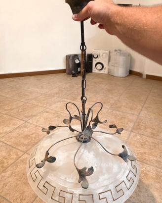 Lampadario in ferro battuto e vetro 