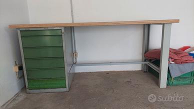 Banco da lavoro con cassettiera