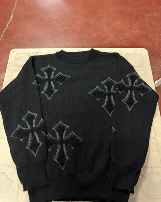 maglione nero con croci Y2K